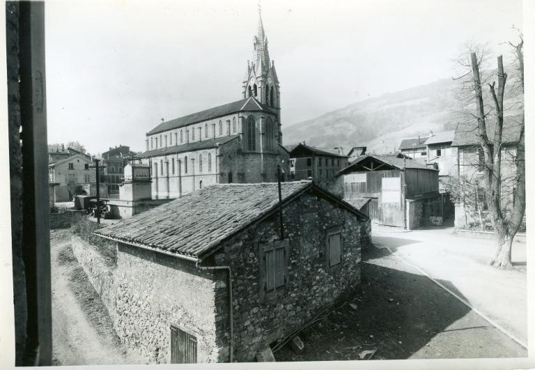 Allevard - Place de la Maison du Peuple, avant la démolition de Sébastopol, du Jardin Besse et du Vieux marché