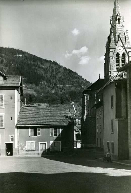 Une rue d'Allevard et le clocher de l'église Saint-Marcel