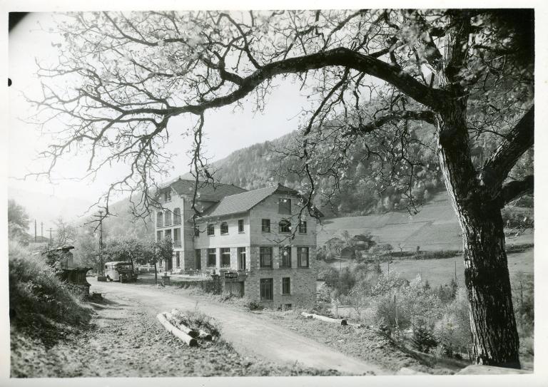 Pinsot au printemps. Vue de l'hôtel Le Pic de la belle étoile