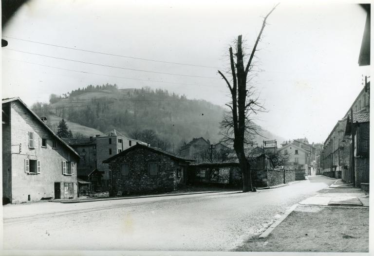 Allevard - Place de la Maison du Peuple, avant la démolition de Sébastopol. Le Jardin Besse et le Vieux marché