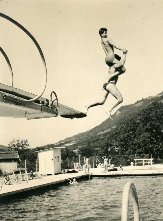 Piscine municipale d'Allevard, jeunes hommes sautant du plongeoir