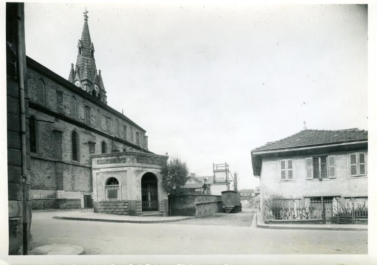 Allevard - Emplacement de l'urinoir et vieux marché avant la démolition