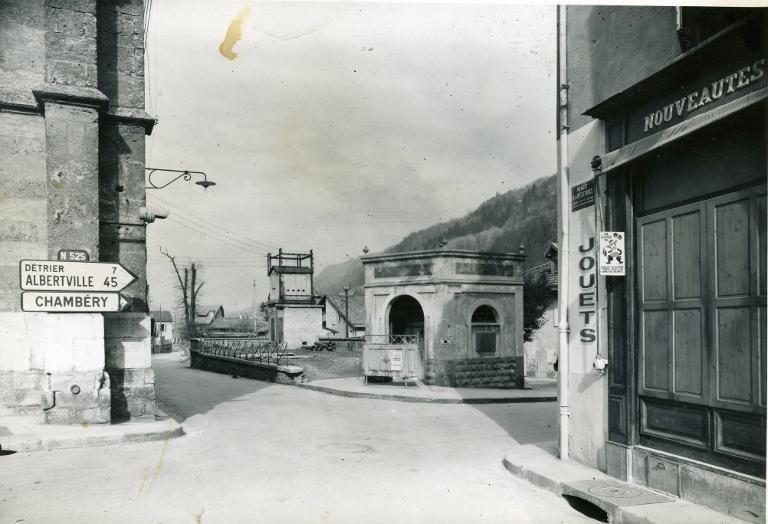 Allevard - Emplacement du Vieux Marché. Avant la démolition, vue prise de la place de l'Eglise.