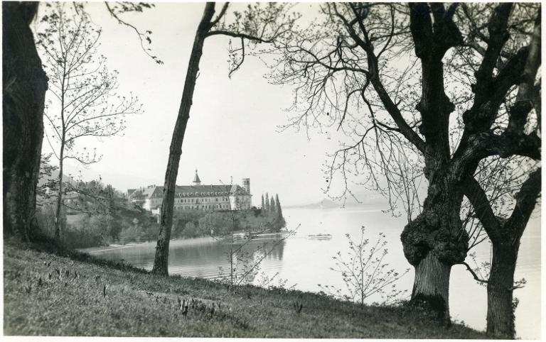 Aix-les-Bains. Le lac du Bourget et l'abbaye d'Hautecombe