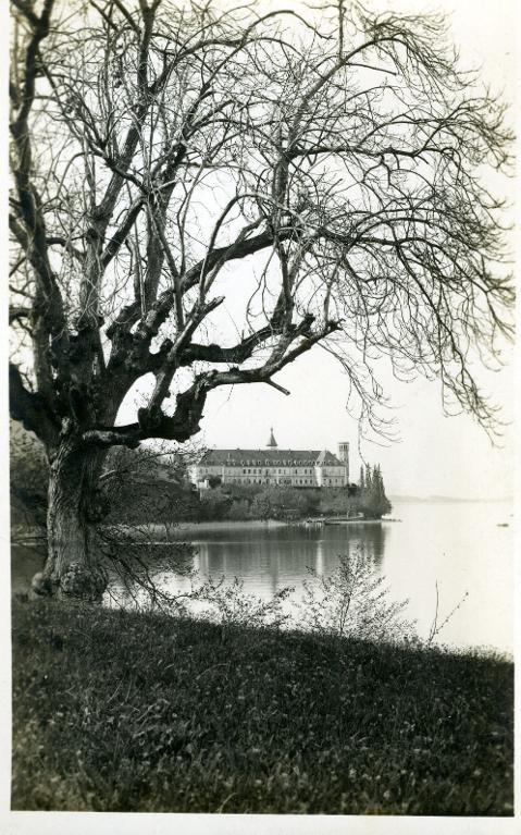 Aix-les-Bains. Le lac du Bourget et l'abbaye d'Hautecombe
