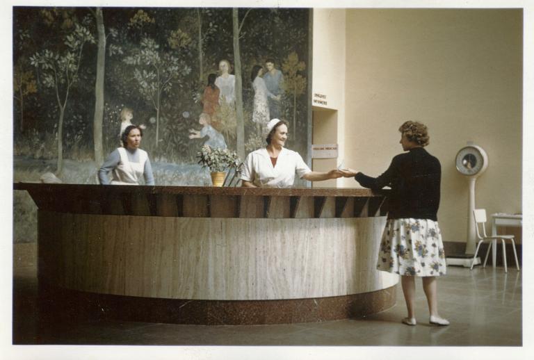 Accueil d'une curiste dans le hall d'entrée du bâtiment Chardon