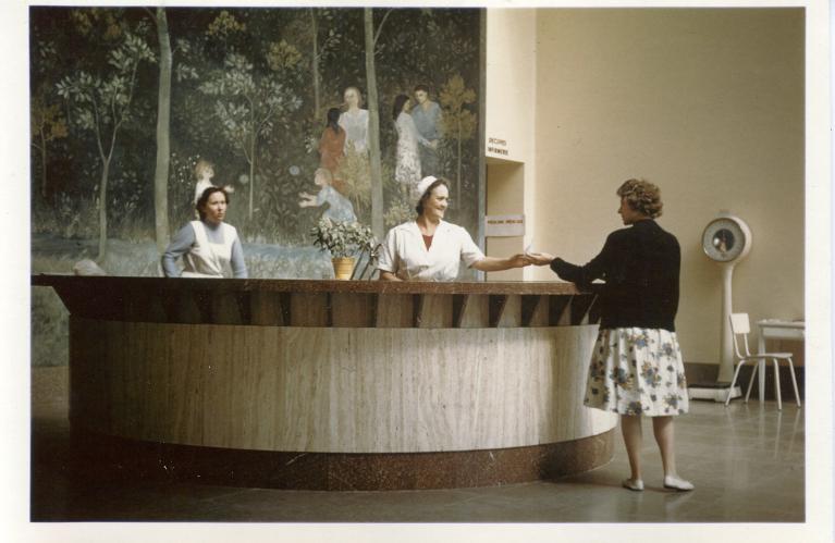 Accueil d'une curiste dans le hall d'entrée du bâtiment Chardon