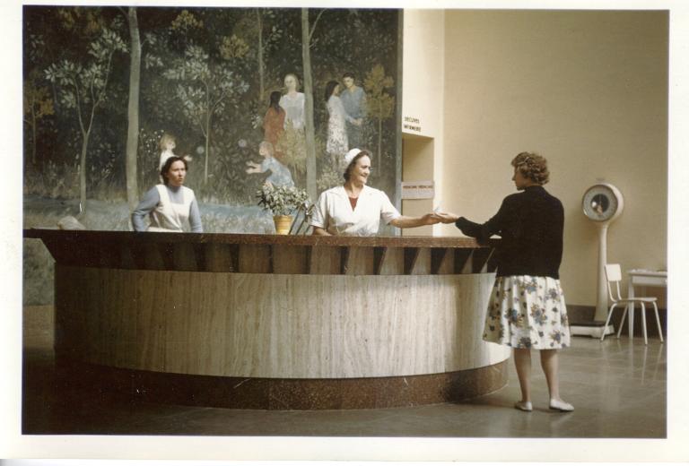 Accueil d'une curiste dans le hall d'entrée du bâtiment Chardon