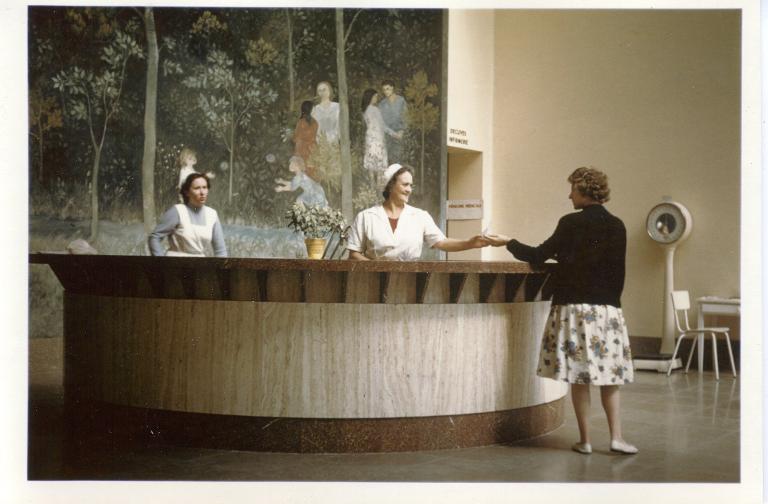 Accueil d'une curiste dans le hall d'entrée du bâtiment Chardon