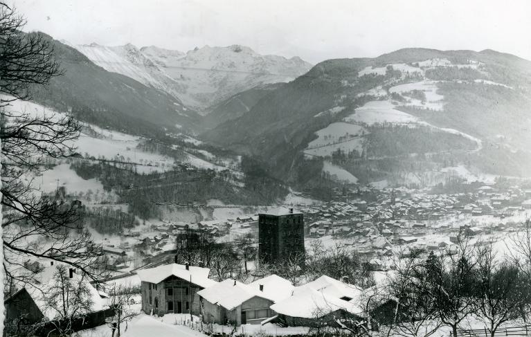Allevard en hiver, la Tour du Treuil et le Gleyzin