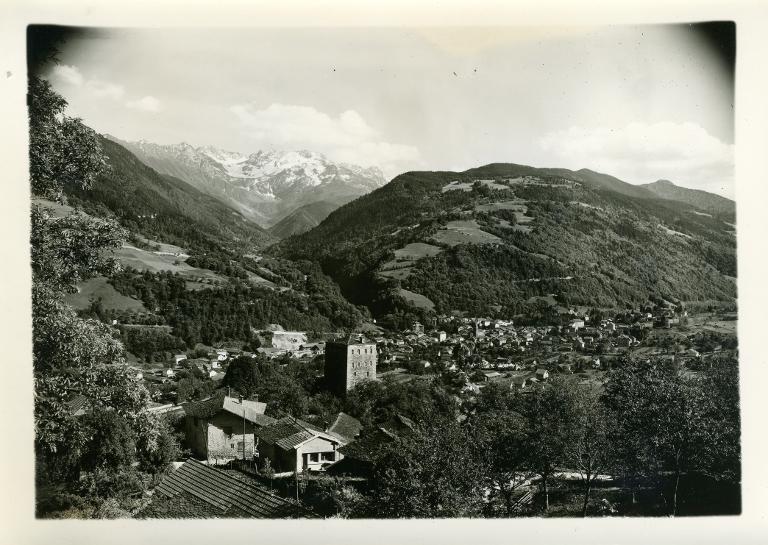 Allevard en été, la Tour du Treuil et le Gleyzin