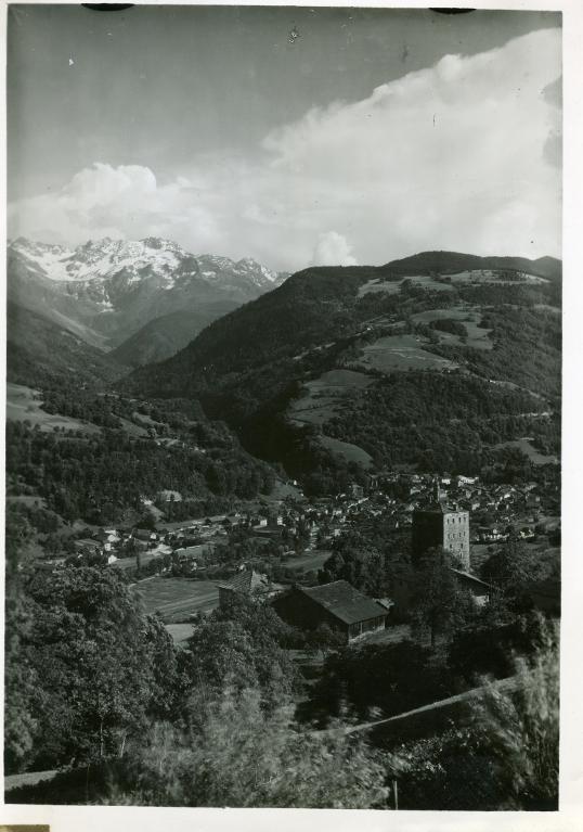 Allevard en été, la Tour du Treuil et le Gleyzin