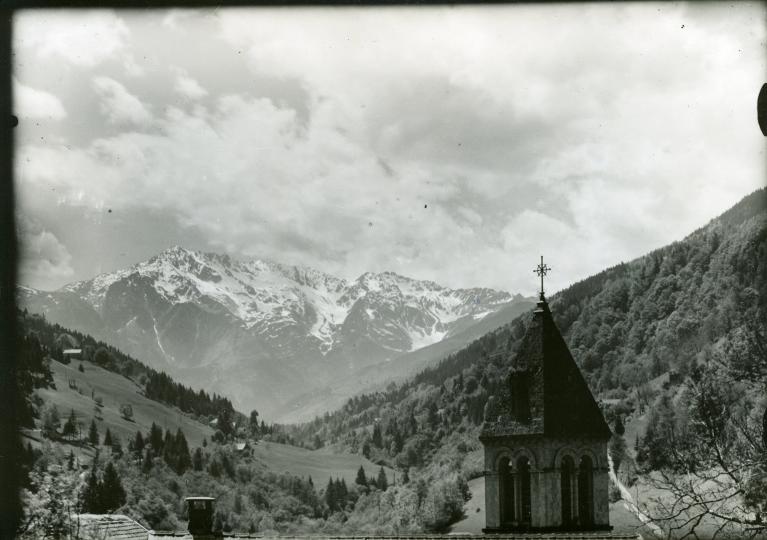 Pinsot, station estivale. Le clocher de l'église Saint-Maurice et le Gleyzin