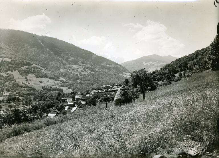 Vue d'une meule de foin sur les coteaux de Pinsot