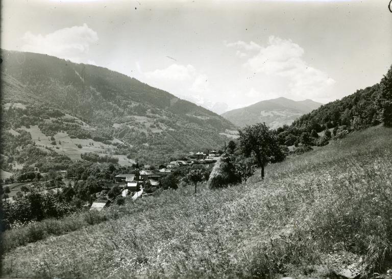 Vue d'une meule de foin sur les coteaux de Pinsot