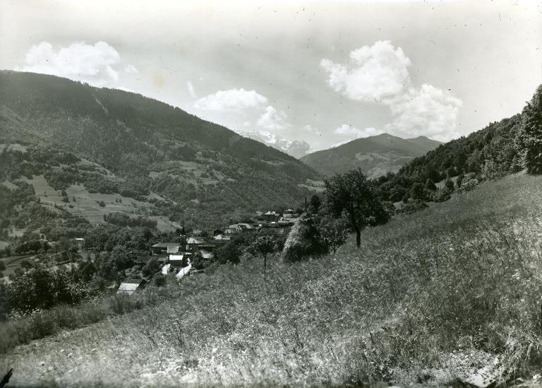Vue d'une meule de foin sur les coteaux de Pinsot