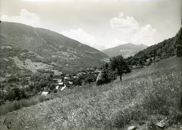Vue du village du Moutaret et des montagnes d'Allevard