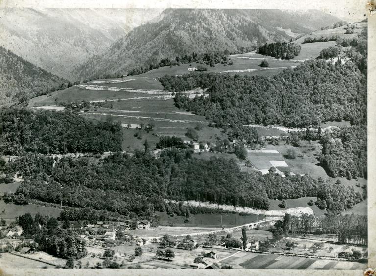 Le ruban de la route de Montouvrard sur le versant ouest