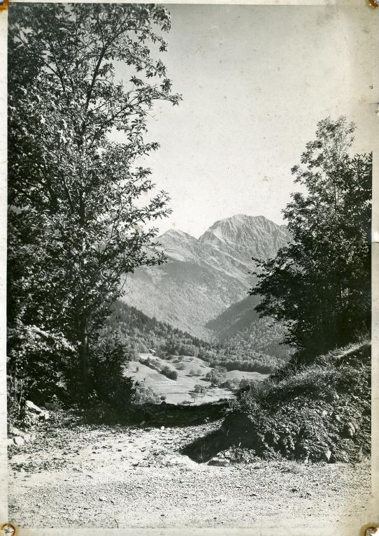 Vue du Grand chernier depuis la route de Montouvrard