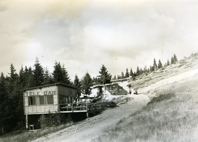 Le Collet d'Allevard en été. Le Télé-Bar et la gare de départ du télésiège de Malatrait
