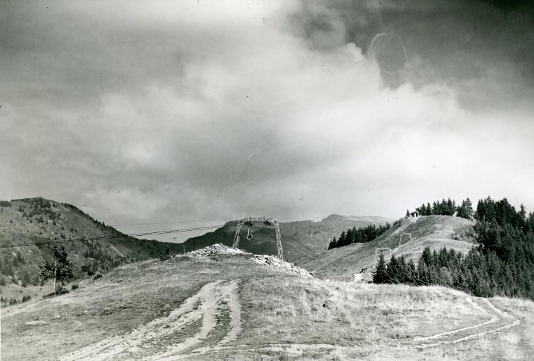 Le Collet d'Allevard en été. Le télésiège de Malatrait