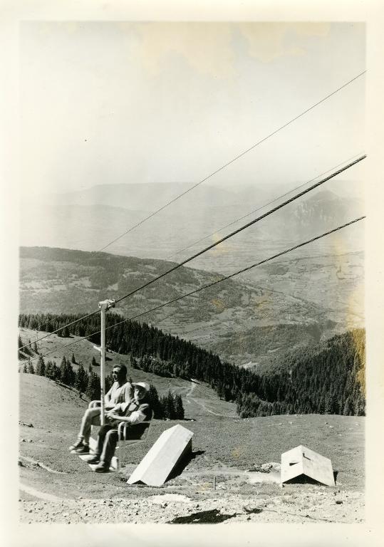 Le Collet d'Allevard en été. Le télésiège de Malatrait passant au-dessous des bergeries de Fontaine-Terre