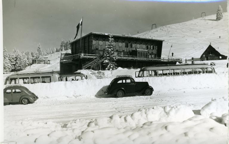Le Collet d'Allevard en hiver. L'hôtel restaurant Les Rhododendrons