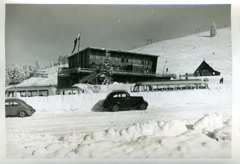 Le Collet d'Allevard en hiver. L'hôtel restaurant Les Rhododendrons