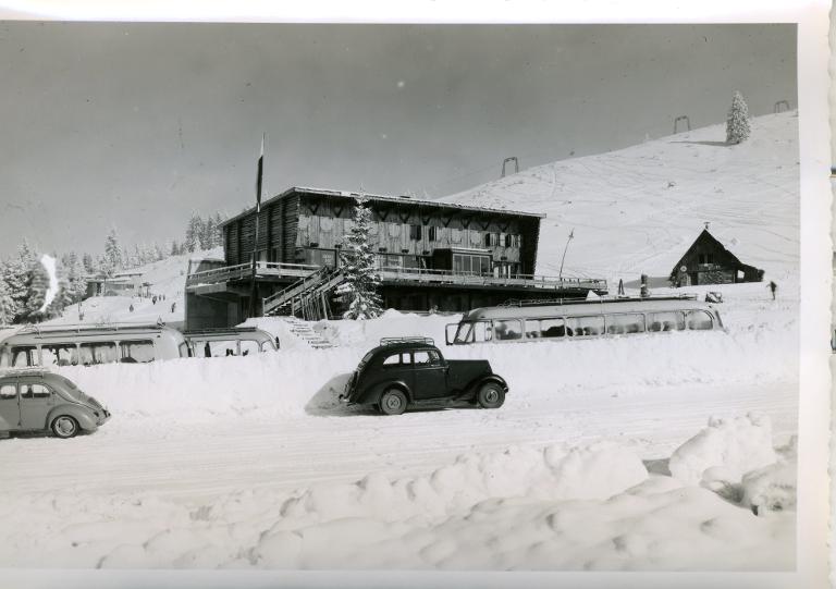 Le Collet d'Allevard en hiver. L'hôtel restaurant Les Rhododendrons