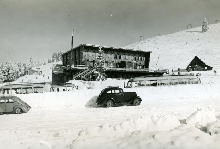 Le Collet d'Allevard en hiver. L'hôtel restaurant Les Rhododendrons