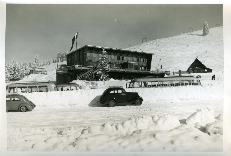 Le Collet d'Allevard en hiver. L'hôtel restaurant Les Rhododendrons