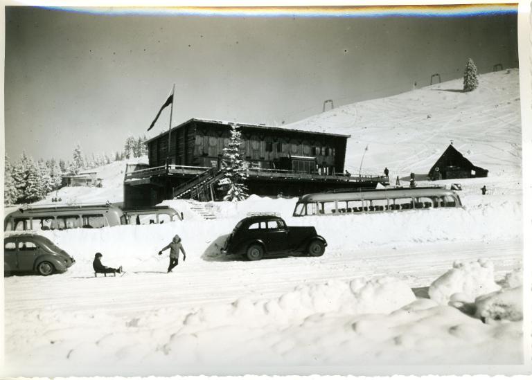 Le Collet d'Allevard en hiver. L'hôtel restaurant Les Rhododendrons