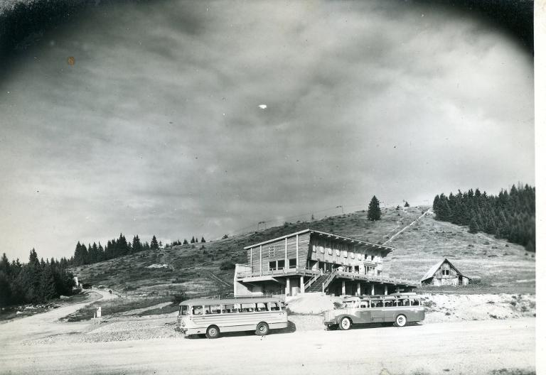 Le Collet d'Allevard en été. L'hôtel restaurant Les Rhododendrons