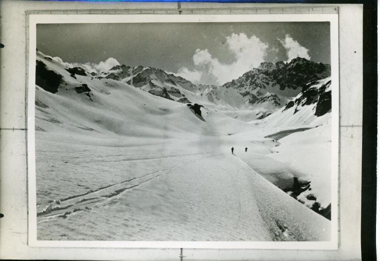 Le Collet d'Allevard. Skieurs en route vers le Grand Collet et les Plagnes