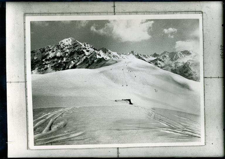 Le Collet d'Allevard. Skieurs descendant les Plagnes