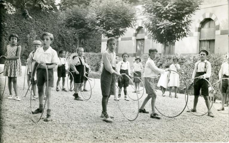Groupe d'enfants jouant aux cerceaux dans le Parc thermal d'Allevard