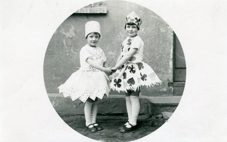 Portrait de deux fillettes costumées