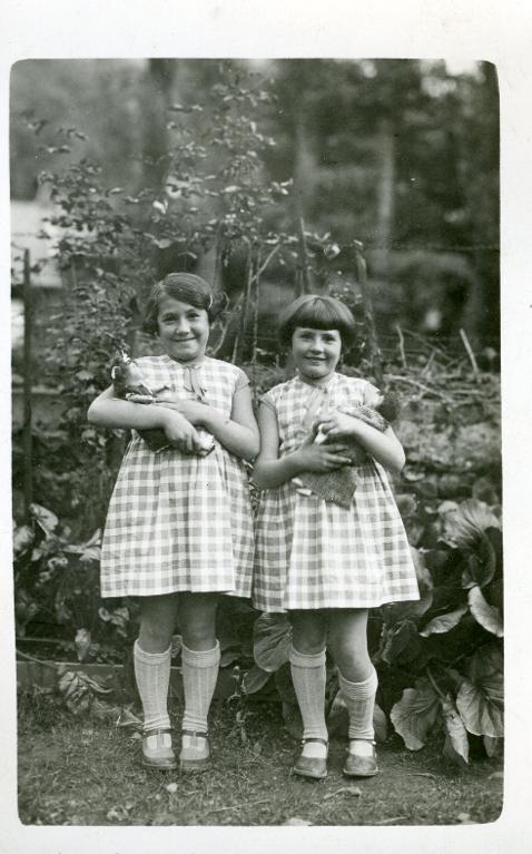 Portrait de deux fillettes et leurs poupées
