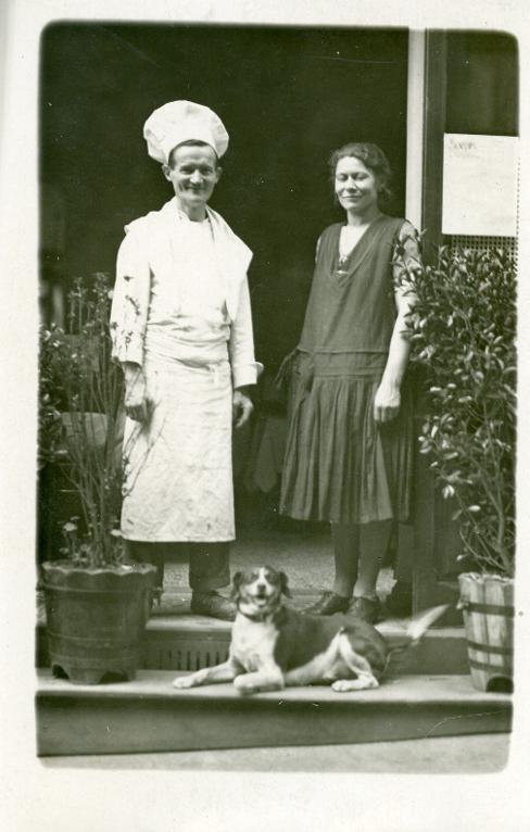 Portrait : cuisinier, femme et chien