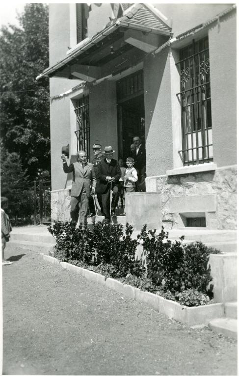 Allevard, sortie de l'Hôtel des administrations