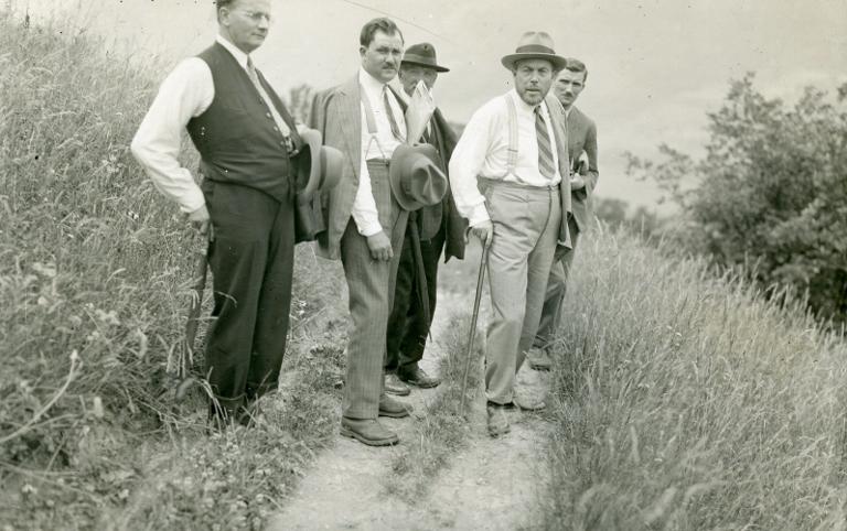 Groupe d'hommes dans un champ