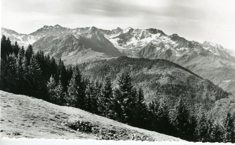 Vue sur la chaîne du Puy Gris et glacier du Gleyzin