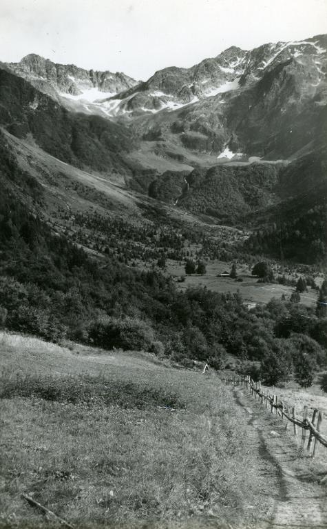 Vallon du Gleyzin. Chalet et cascade du Plan