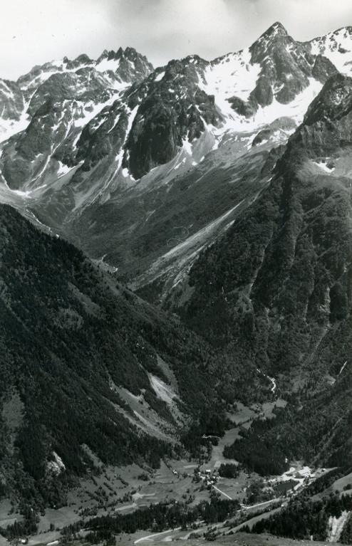 Vue du Grand Rocher : Fond de France et le Vallon de Combe Madame