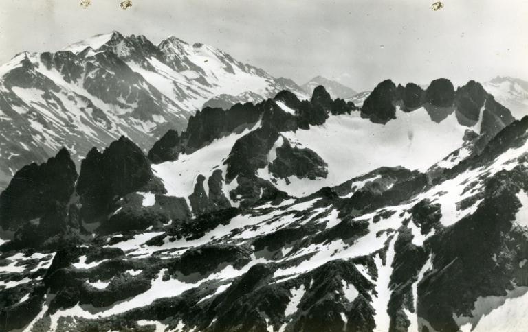 Vue du Puy Gris : les Aiguilles de l'Argentière. Au fond, les Grandes Rousses