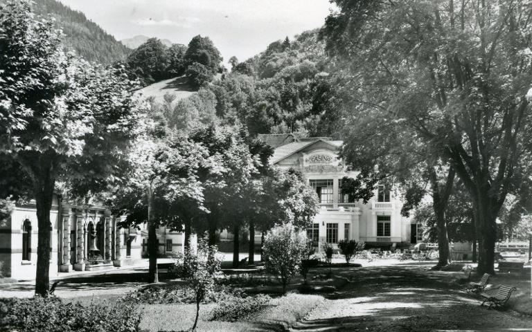 Le Parc thermal d'Allevard, l'Établissement thermal et le Casino