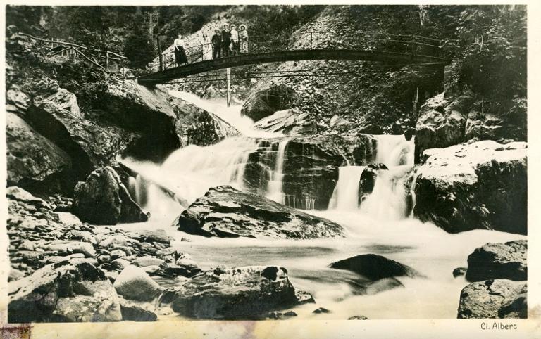 Touristes à la cascade du Bout du Monde
