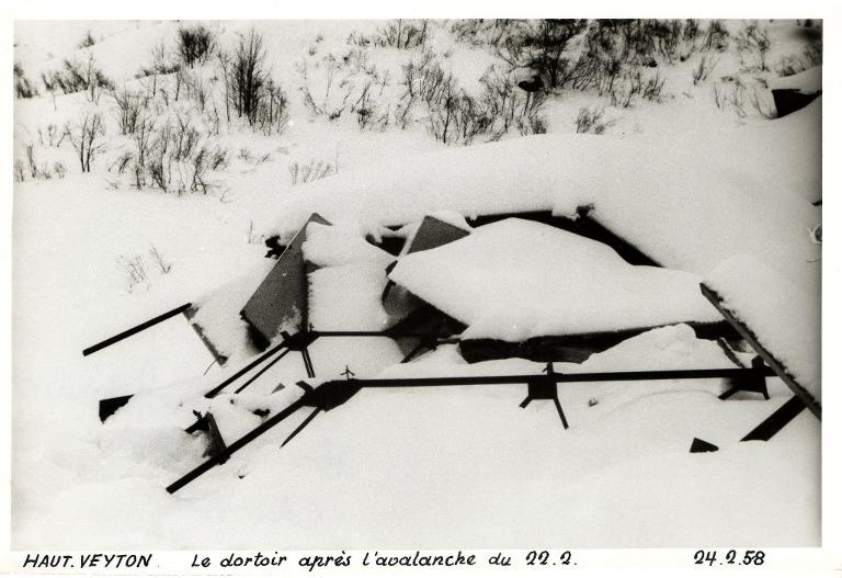 Le dortoir après l'avalanche du 22 février 1958
