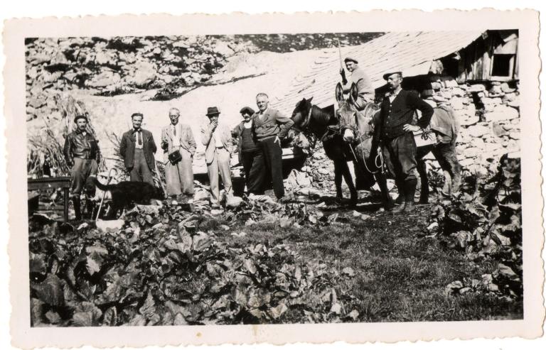Groupe devant un chalet d'alpage
