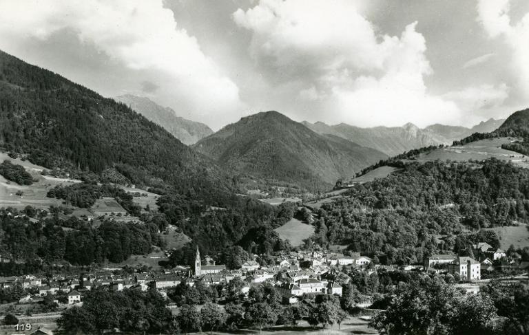 Allevard-les-Bains dans son nid de verdure